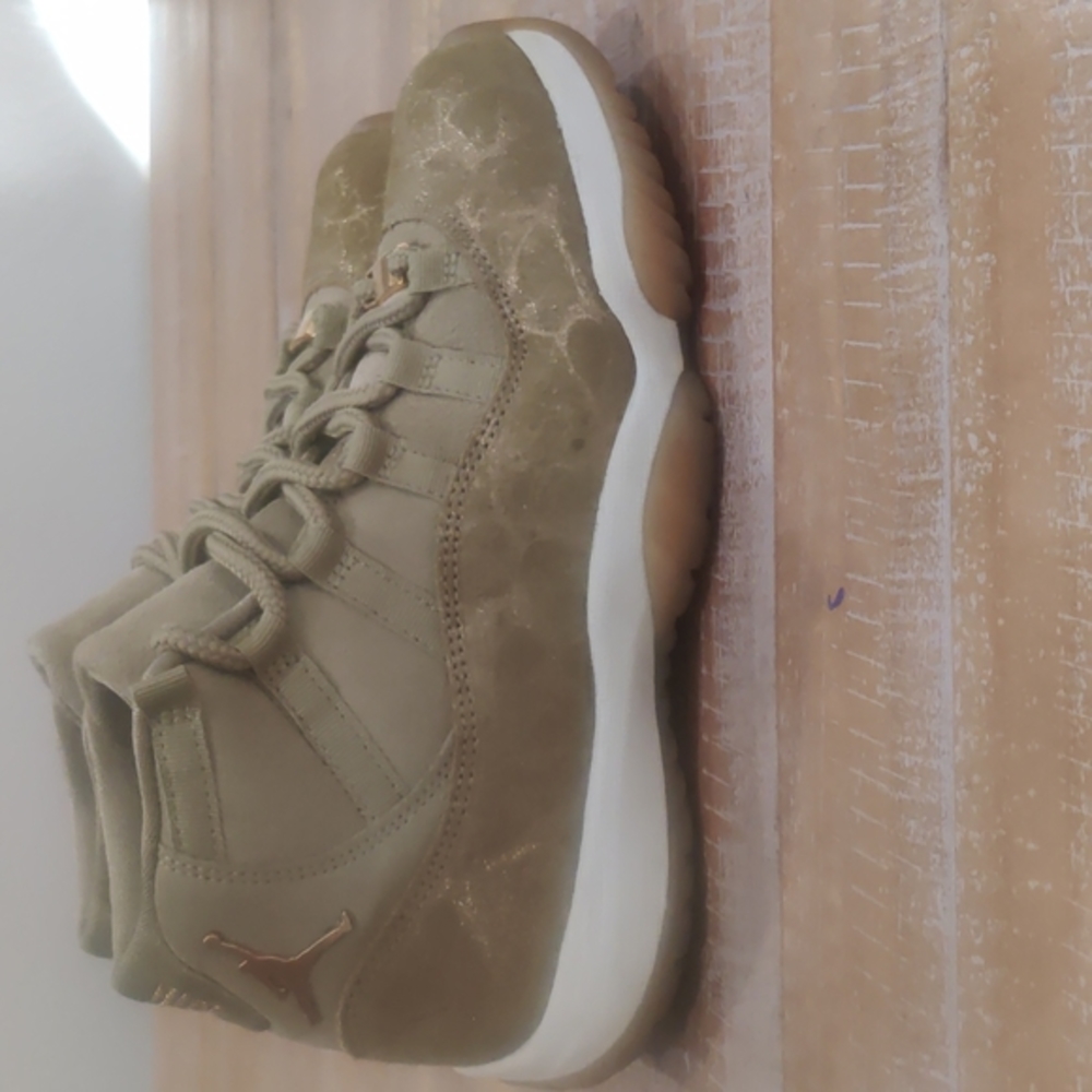 Jordan 11's Olive Lux - Picture 3 of 11